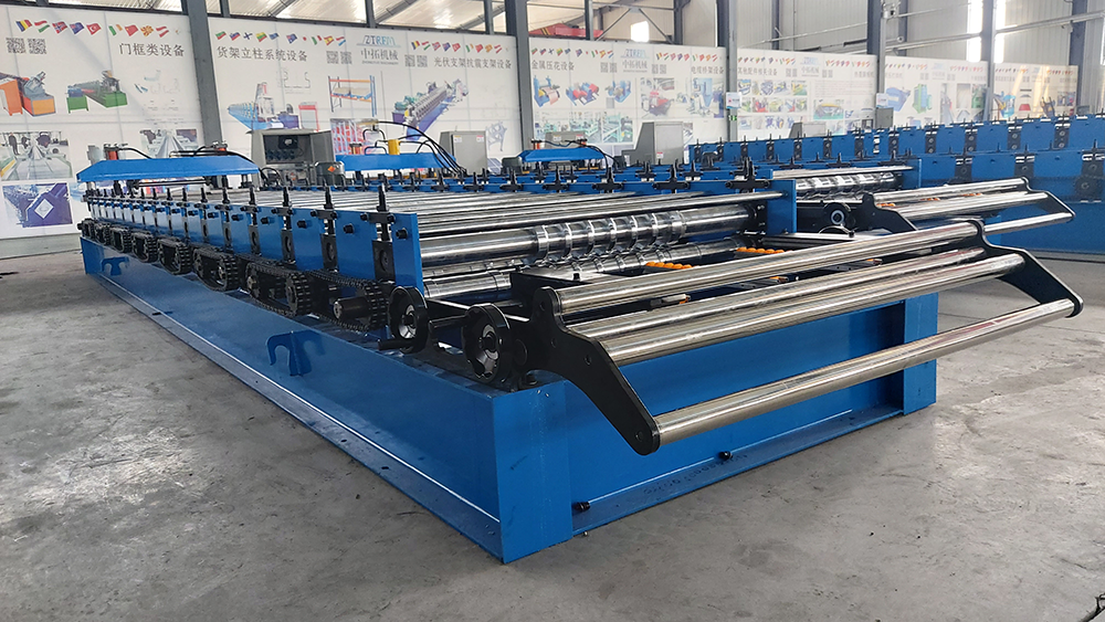 Corrugated roofing sheet making machine
